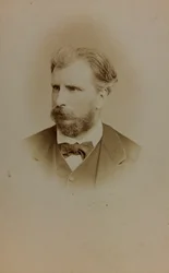 Retrato de William Bouguereau, pintor francês; carte de visite (foto a p/b)