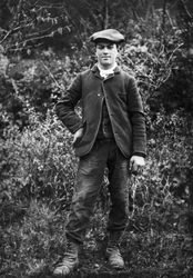 Retrato de um jovem, vestido de boina, no jardim da abadia de Septfontaines, perto de Bourmont en Haute Marne. Fotografia de finais do século XIX. Coleção Ducos.