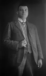 Retrato do homem, região de Bourmont em Haute-Marne (Haute Marne), cerca de 1880. Fotografia. Coleção Ducos.