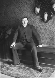 Retrato do homem, região de Bourmont em Haute-Marne (Haute Marne), cerca de 1880. Fotografia. Coleção Ducos.