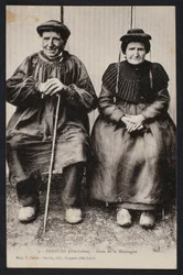 Cartão postal retratando pessoas de montanha em Saugues, Haute-Loire, c.1900