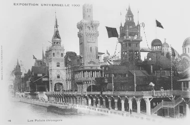 Cartão postal mostrando os pavilhões estrangeiros na Rue des Nations na Exposição Universal de 1900