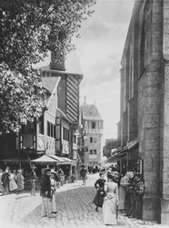 A Rua das Escolas Antigas e a Igreja de Saint Julien, na parte antiga de Paris, na Exposição Universal de 1900