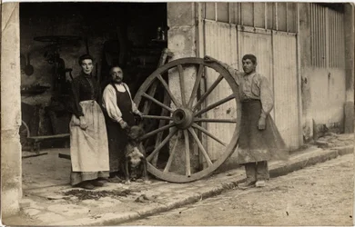 A carruagem, fabricante de rodas de trólei. Cartão postal do início do século XX.