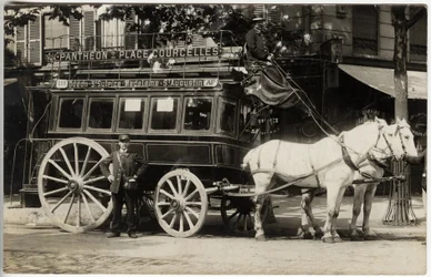 O patache (carro coletivo de cavalos) da linha Pantheon Place Courcelles, Paris, com patachon (coche) e recetor. Postal do início do século XX.