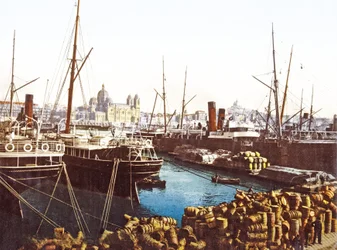 Tambores e barcos de vinho no cais em Marselha com a catedral de Marselha no fundo, bar. 1890-1900