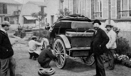 o industrial francês Edouard Michelin (1859-1940, de frente para a frente) equipado com pneus um dos primeiros carros
