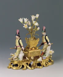 Um Queimador de Perfumes Louis XV, c.1745 (ormolu e porcelana)
