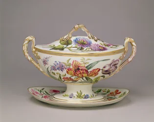 Uma terrina coberta (porcelana)