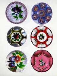 Um grupo de pesos Millefiori concêntricos de St. Louis