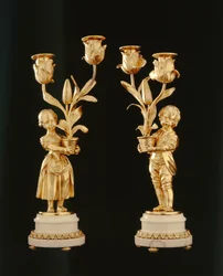 Um par de candelabros ormolu (ormolu)