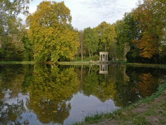 Uma visão do Chateau: os jardins com o Templo de Vênus