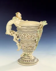 Aiguiere em fina faiança de Saint Porchaire. A enseada é moldada pela figura de uma fauna. Egouen do século XVI, museu renascentista