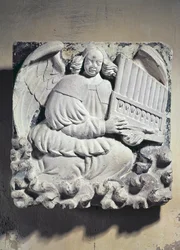 Músico Anjo (baixo-relevo)