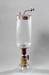 Aparato para estudar gás, projetado por Antoine Laurent de Lavoisier (1743-94) (metal e vidro)