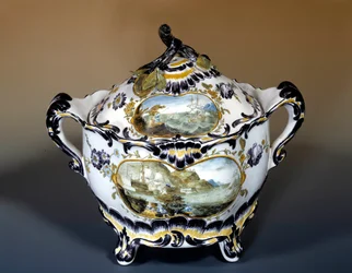 Arte Francais: grande sipiere, decoração púrpura do barco de estilo roqueiro do século XVIII. Paris, Artes Decorativas