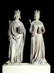 Arte França: Estátuas do Rei de França Carlos V conhecido como Carlos o Sábio (1338-1380) e Rainha de França Jeanne de Bourbon (1337-1378). Escultura em pedra calcária do século XIV. Provavelmente da fachada da entrada oriental do Louvre (decoração