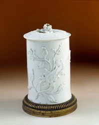 Art France: tacho de tabaco montado em bronze dourado. Porcelana macia de Saint Cloud