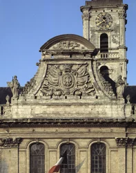 Arquitectura barroca: fachada do Hotel de Ville (1717 - 1721) de Heroguelle. Fronton retratando as armas da cidade "Bico e prego de águia" cercado por duas estátuas simbolizando a Justiça e a Força. Aire sur la liys (Aire-sur-la-Lys), Pas de Calais (Pas-d