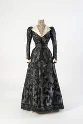 Vestido de seda de figura preta com quimiota de pescoço alto de renda creme, início da década de 1890 (seda e renda)