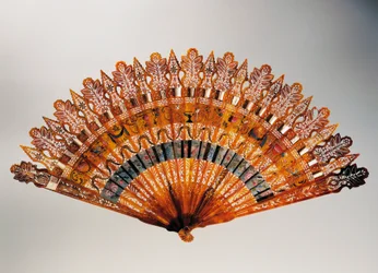 Brise (quebrado) ventilador de mão com chifre, marfim vermelho, madrepérola e tartaruga, Charles X período (1824-1830), França