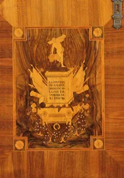 Armário buffet com design revolucionário, detalhe incrustado de emblema e lema (marchetaria)
