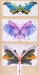 Borboletas feitas por dobrar papel colorido em halfn usado em um jogo de salão (tinta no papel)