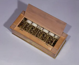 Calculadora inventada por Blaise Pascal (1623-62) em 1642 (madeira e metal)