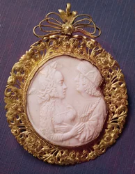 Cameo com dois retratos (marfim e prataria)