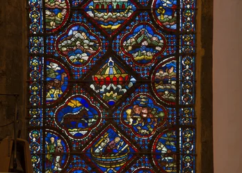 Catedral de Chartres, vitral: vida de noé, detalhe o arco de noé sobre as ondas