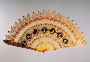 Ventilador de mão brise estilo catedral em estilo Charles X, trompa trespassada, pintada e dourada, França