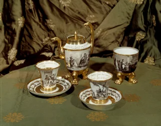 Cerâmica do Conselho de Administração. Serviço de café inspirado na paisagem egípcia de Napoleão I. Porcelana do século XVIII. Paris, Museu da Legião de Honra