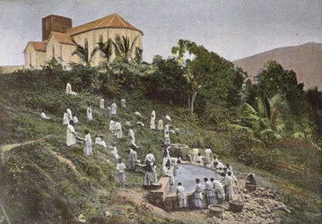 Crianças da Nova Caledônia levadas ao local de lavagem pelas Irmãs Missionárias, gravadas por Gillot, no final do século XIX