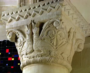 Capital da coluna com grotescos arranjados simetricamente, do coro hemiciclo, início do século XII
