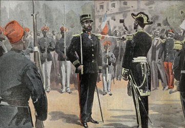 O Comandante Jean-Baptiste Marchand (1863-1934) recebeu o empate do Comandante da Legião de Honra, em 30 de Maio de 1899 em Toulon, das mãos do Almirante de La Jaille (1836-1925), cercou os cavaleiros senegaleses da missão de exploração africana (Marcha da