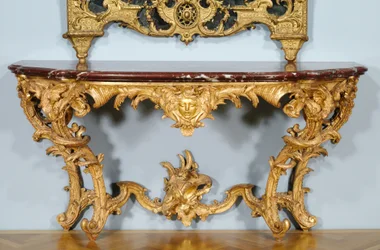 Mesa de Consola, desenhada por Jules-Michel Hardouin (1635-1737), fabricada por Pierre Turpin e Michel II Lange, c.1725 (madeira dourada esculpida, tampo de mármore (griotte de campan)) (ver também 491455)