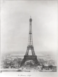 Construção da Torre Eiffel, Paris, 31 de março de 1889