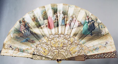 Ventilador de quadra retratando Amor e teatro, papel coberto com pau de guarda em marfim decorado com esmaltes e metais dourados e prateados, altura 20,5 cm