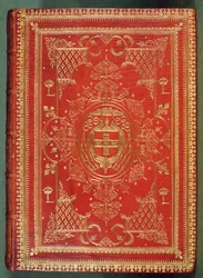Capa de um livro de propriedade do Cardeal Mazarin, com o acabamento exibindo os cardeais de armas de estrelas e fasces, encimado pelo chapéu de galero e borlas de um cardeal (couro e dourado)