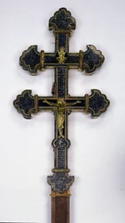 Cruz, da Abadia de Clairmarais (incrustada de ouro com pedras semipreciosas) (ver também 232669)