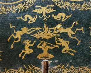 Demônios e Cabras soprando em fogo satânico, ventilador criado como dispositivo publicitário para senhora branca de ópera (libreto de Augustin Eugene Scribe, música de François-Adrien Boieldieu), estampa dourada sobre fundo verde