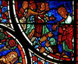 Detalhe de uma janela que descreve a parábola do Bom Samaritano: Moisés derruba as tábuas