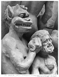 Diabo empurrando uma pessoa condenada no fogo, do último julgamento da Catedral de St. Etienne em Bourges (detalhe) (gesso de pedra)