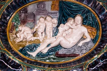 Prato: Alegoria da Fertilidade, finais do século XVI-início do século XVII (terracota vidrada)