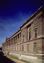 Fachada leste, entrada principal e colunata projetada por Claude Perrault (1613-88) e outros, iniciada em 1678, completada por Jacques Germain Soufflot (1713-80) 1774