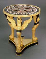 Império gueridon, constituído por um exemplar circular de mármore com um padrão de roseta central rodeado por pontos estrelados, apoiado nas asas de três esfinge monopodiae, levantado sobre uma base triangular de ormolu, c.1800 (mármore e ormolu)