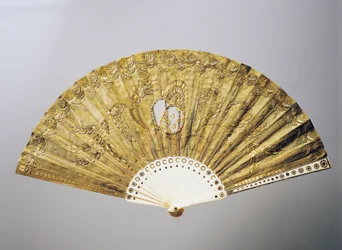 Ventilador à noite com motivos florais estilizados em seda com lantejoulas, costelas de osso incrustadas