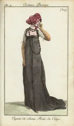 Mulher na moda com touca de cetim e vestido crepado