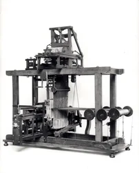 Primeiro tear totalmente automatizado, inventado por Jacques de Vaucanson (1709-82), c. 1745