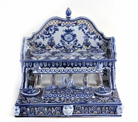Caligrafia francesa: Escrita em porcelana de Gien, com um comprimento total de 40 centímetros, esta peça é muito representativa do século XVIII. Existem 5 tinteiros em duas fases, bem como um tabuleiro rectangular de ameixa. Paris, o museu da caneta.